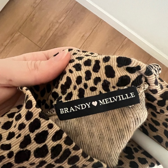 Brandy Melville Leopard/Cheetah Print Cropped Turtleneck - Picture 2 of 3